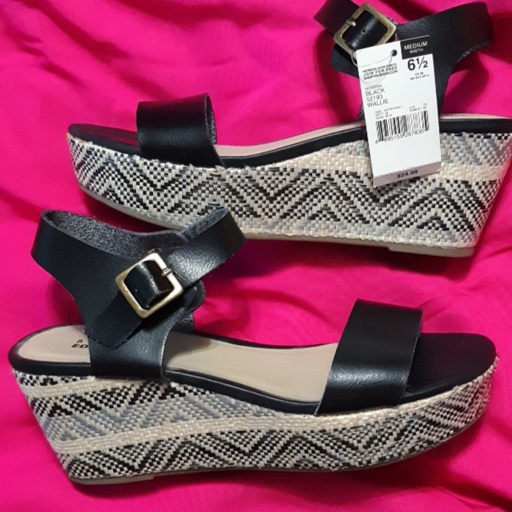 NWT Black Wedges w/ design